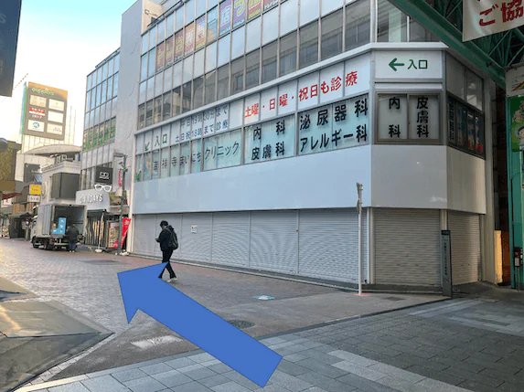 ビルの入口は元町通り商店街に面してあります。